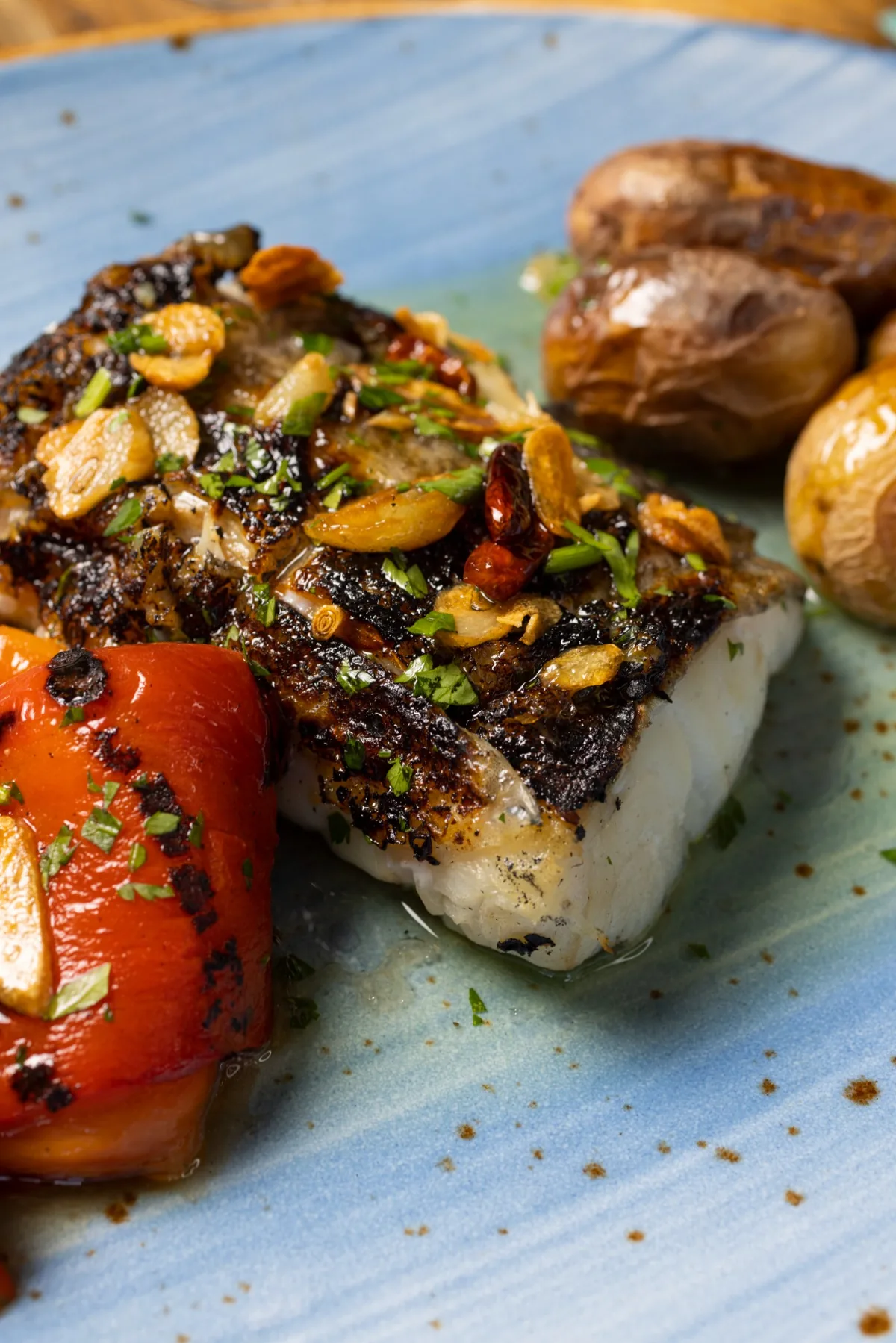 asador del mar pescado brasa pimientos patatas