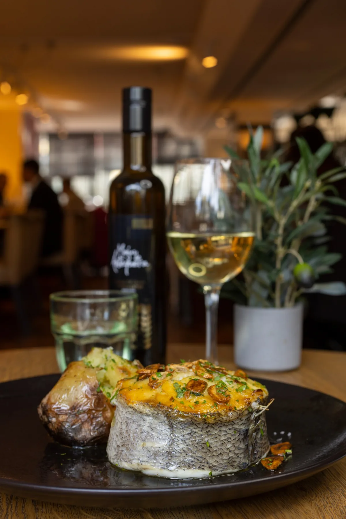 asador del mar pescado brasa vino blanco